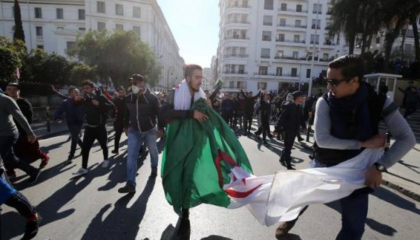 Hiljade ljudi na demonstracijama protiv vlade u Alžiru