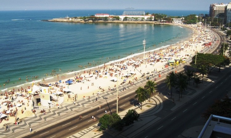 Hiljade ljudi na plažama u Rio de Janeiru traži spas od vrućine