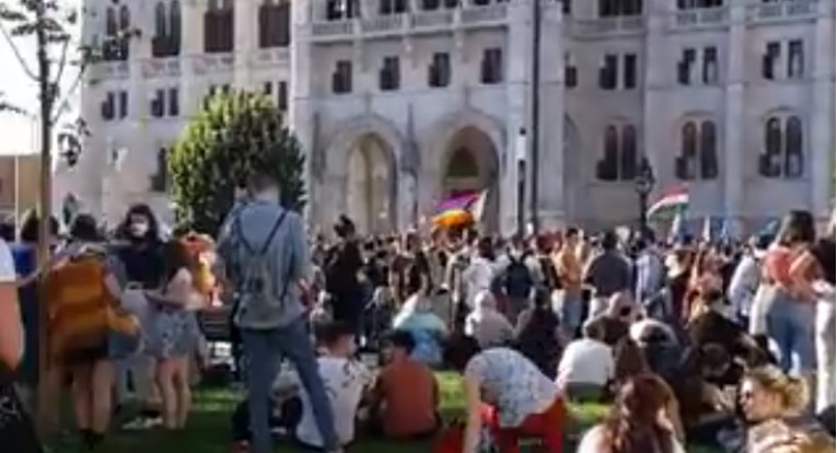 Hiljade ljudi na protestima: Orban želi zabranu LGBT tema u školama