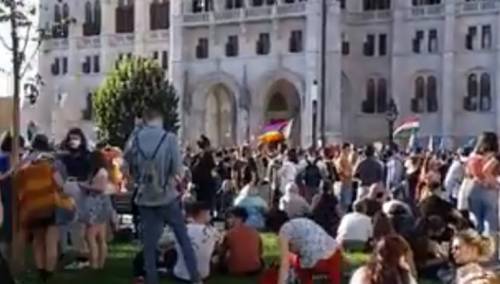 Hiljade ljudi na protestima: Orban želi zabranu LGBT tema u školama