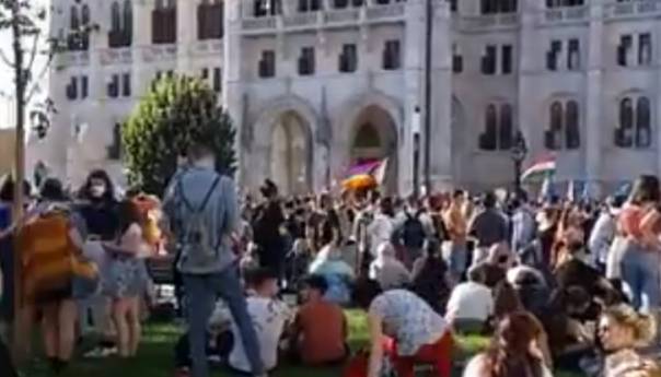 Hiljade ljudi na protestima: Orban želi zabranu LGBT tema u školama