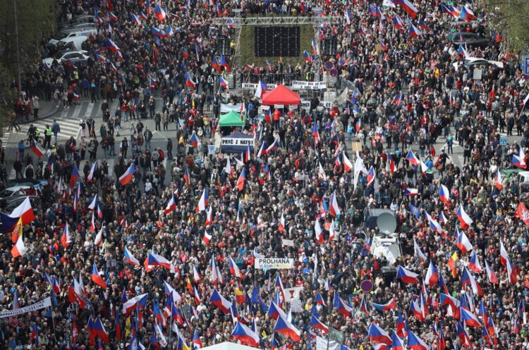 Hiljade ljudi na protestu u Pragu: Traže napuštanje NATO-a