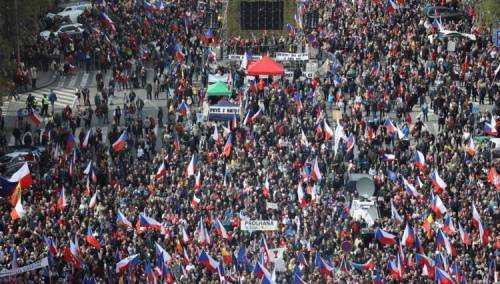Hiljade ljudi na protestu u Pragu: Traže napuštanje NATO-a