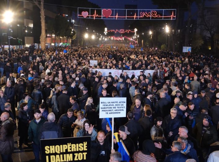 Hiljade ljudi na protestima u Tirani, traže se ostavke političara