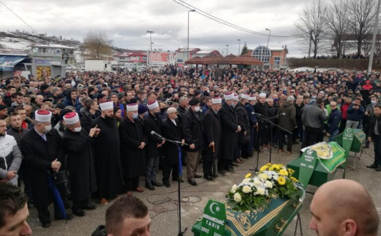 Hiljade ljudi na zajedničkoj dženazi trojici mladića iz Cazina