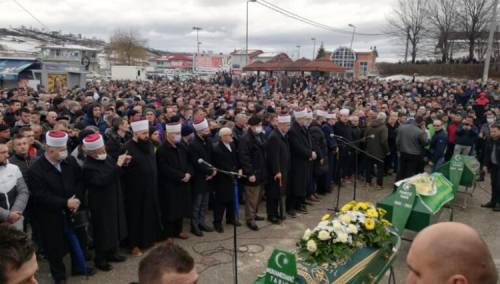 Hiljade ljudi na zajedničkoj dženazi trojici mladića iz Cazina