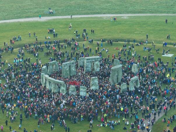 Hiljade ljudi okupile se kod Stonehengea obilježavajući Zimski solsticij