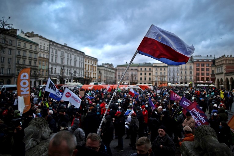 Hiljade ljudi protestovalo u Poljskoj zbog novog zakona o medijima