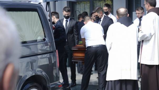 Hiljade ljudi se oprostilo od Ljube Bešlića