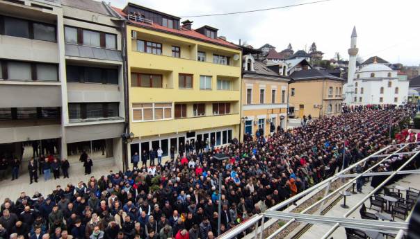 Hiljade ljudi u Jajcu klanjalo dženazu trojici poginulih radnika