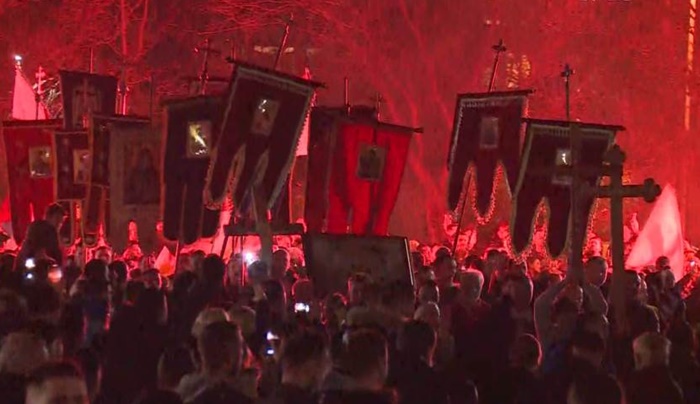 Hiljade ljudi u šetnjama i molebanima i večeras u gradovima Crne Gore
