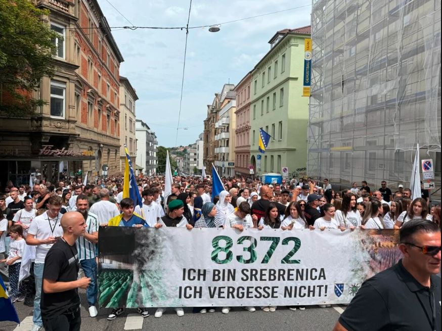 Hiljade ljudi u Stuttgartu na maršu za 30. godišnjicu genocida u Srebrenici