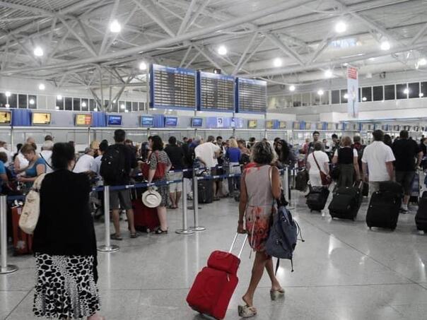 Hiljade ljudi zaglavljeno širom Evrope nakon zatvaranja grčkog zračnog prostora