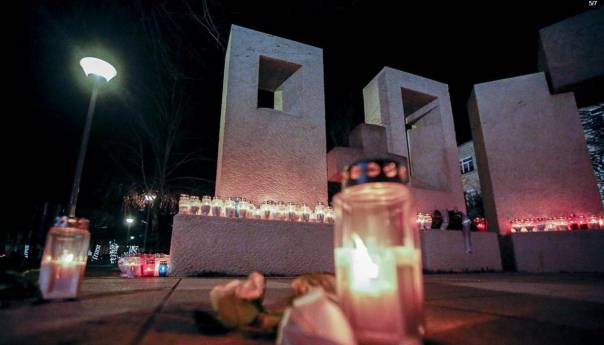 Hiljadu ljudi zapalilo svijeće u znak sjećanja na osmero tragično preminulih