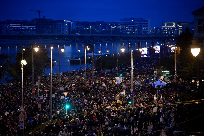Hiljade Mađara na ulicama, protestuju protiv Orbana
