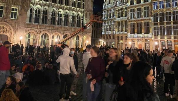 Hiljade mladih na ulicama Brisela proslavilo ukidanje policijskog sata