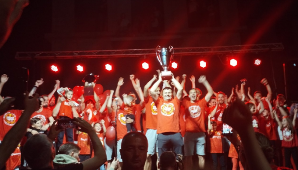 Hiljade Mostaraca s Veležom proslavilo osvajanje Kupa BiH