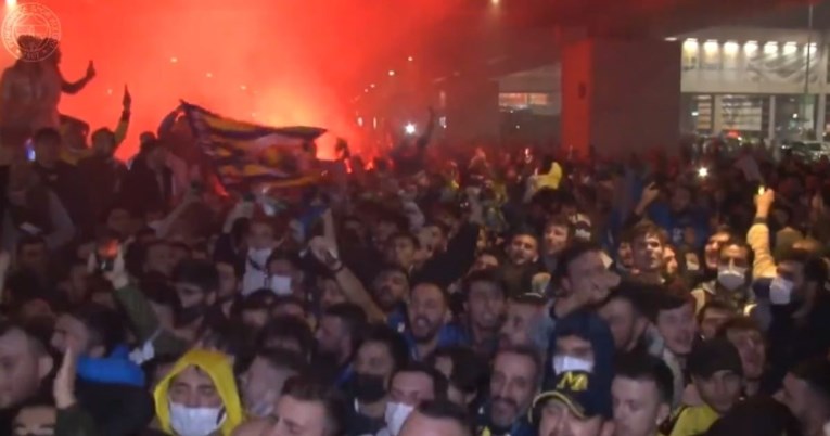 Hiljade nezadovoljnih navijača Fenerbahčea dočekali ekipu na aerodromu, Özil poslao poruku