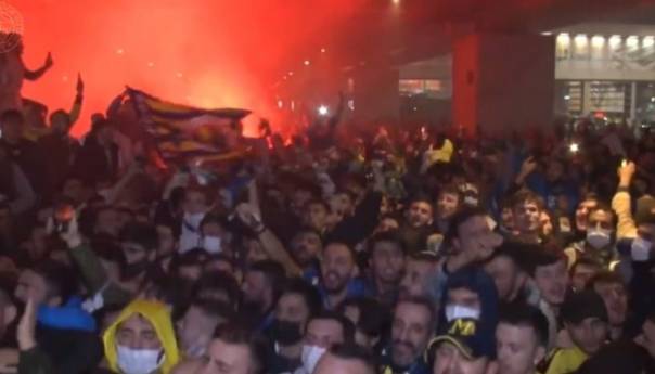 Hiljade nezadovoljnih navijača Fenerbahčea dočekali ekipu na aerodromu, Özil poslao poruku
