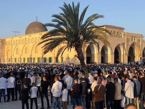 Hiljade Palestinaca jutros klanjalo bajram-namaz u džamiji Al-Aksa