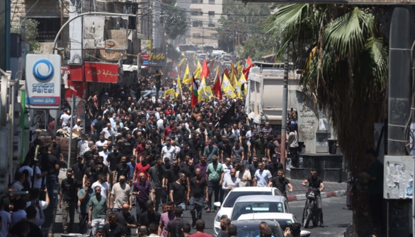 Hiljade Palestinaca na dženazi deset sugrađana ubijenih u izraelskim napadima