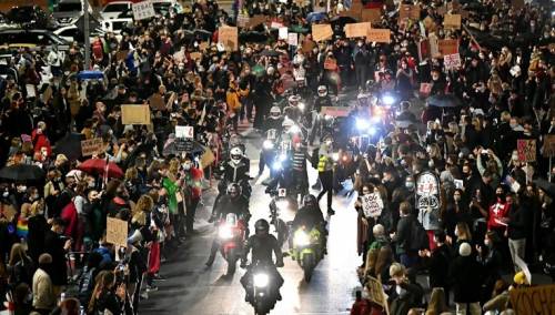 Hiljade Poljaka blokirale ulice, traže da se ukine zabrana pobačaja