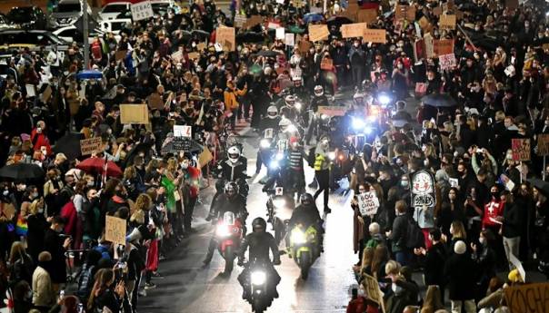 Hiljade Poljaka blokirale ulice, traže da se ukine zabrana pobačaja