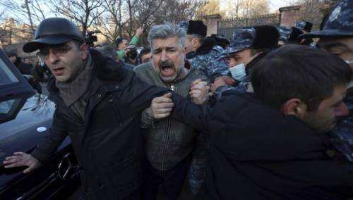 Hiljade pristalica opozicije blokirale parlament Armenije