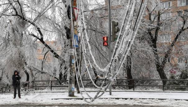 Hiljade Rusa bez struje i grijanja nakon ledene oluje