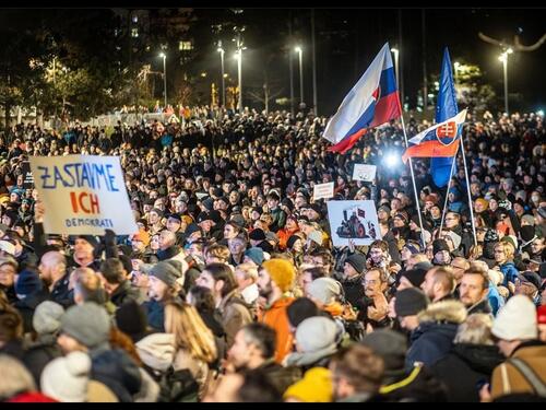 Hiljade Slovaka protestovalo protiv planova vlade