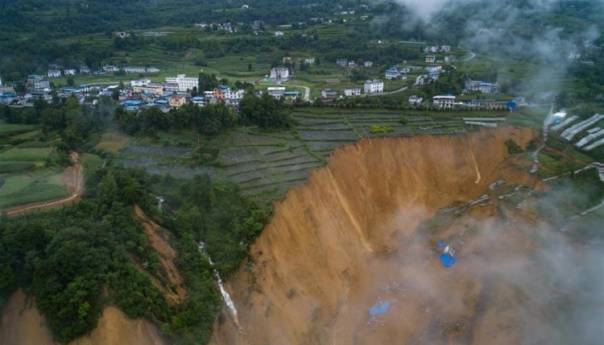 Hiljade stanovnika u Kini evakuirani zbog poplava i klizišta