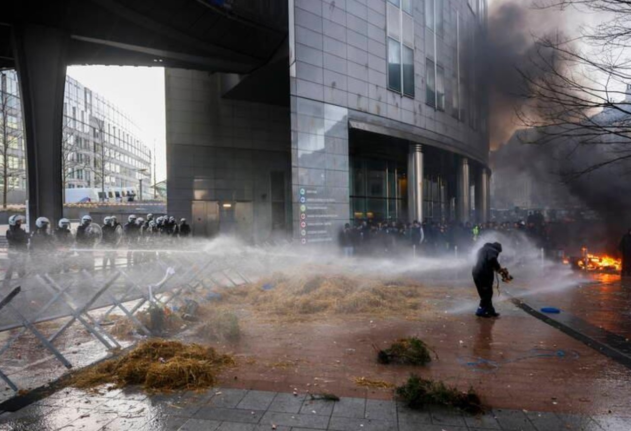 Hiljade traktora blokiralo Brisel, gori vatra ispred EU parlamenta