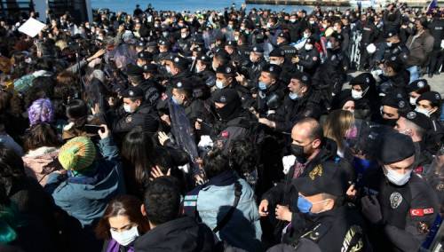 Hiljade žena na ulicama Istanbula, žele da Istanbulska konvencija ostane na snazi