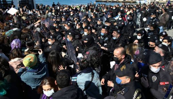 Hiljade žena na ulicama Istanbula, žele da Istanbulska konvencija ostane na snazi
