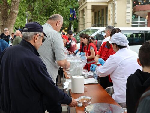 Hiljadu porcija graha za Mostarce: Pogledajte kako se u gradu na Neretvi obilježio Prvi maj