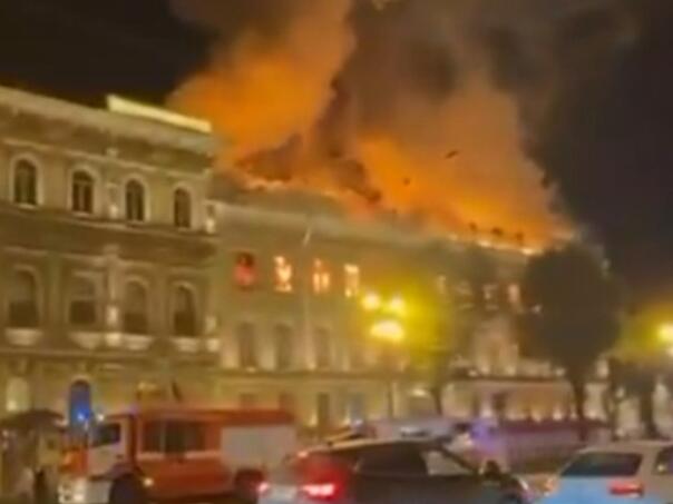 Historijska zgrada planula dok je Putin držao veliki govor