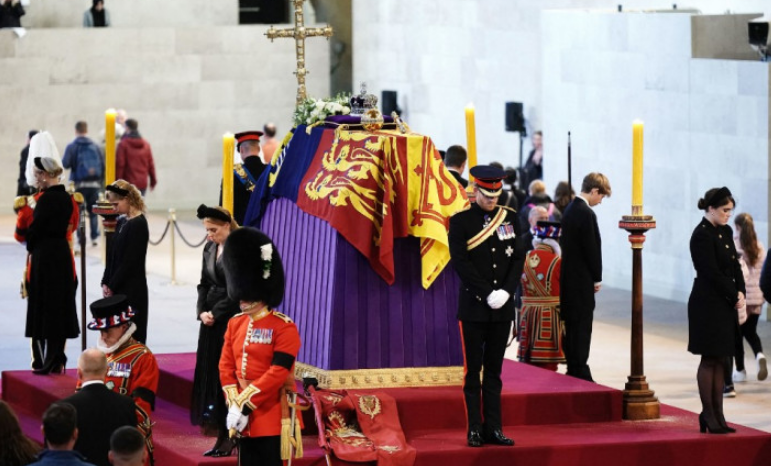 Historijski trenutak: Unučad kraljice Elizabete bdjela nad njenim kovčegom