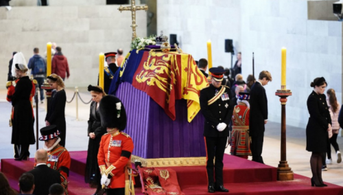 Historijski trenutak: Unučad kraljice Elizabete bdjela nad njenim kovčegom