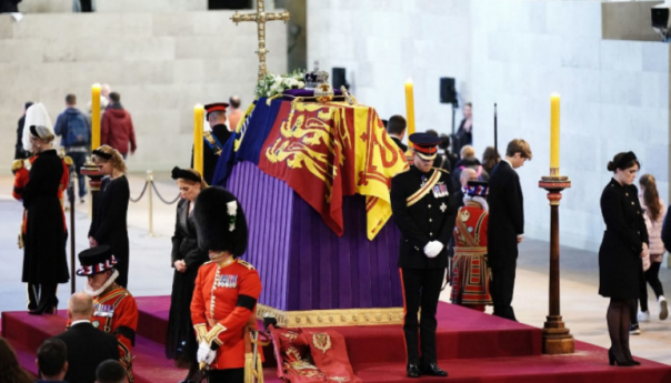 Historijski trenutak: Unučad kraljice Elizabete bdjela nad njenim kovčegom