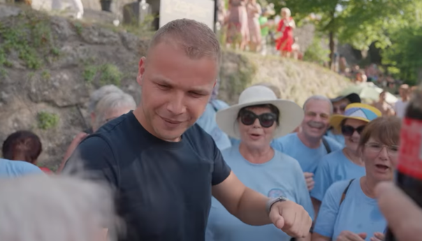 Stanivuković plesao sa penzionerima: 'Hajde đedo, godine nisu važne'