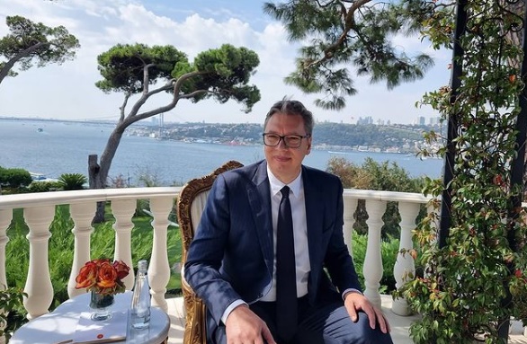 Hit video: Kako Vučić svojoj savjetnici diktira objavu za društvene mreže