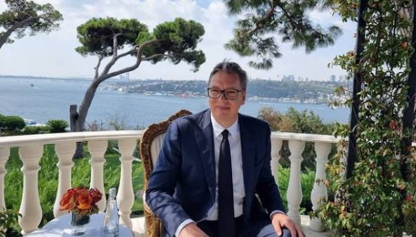 Hit video: Kako Vučić svojoj savjetnici diktira objavu za društvene mreže