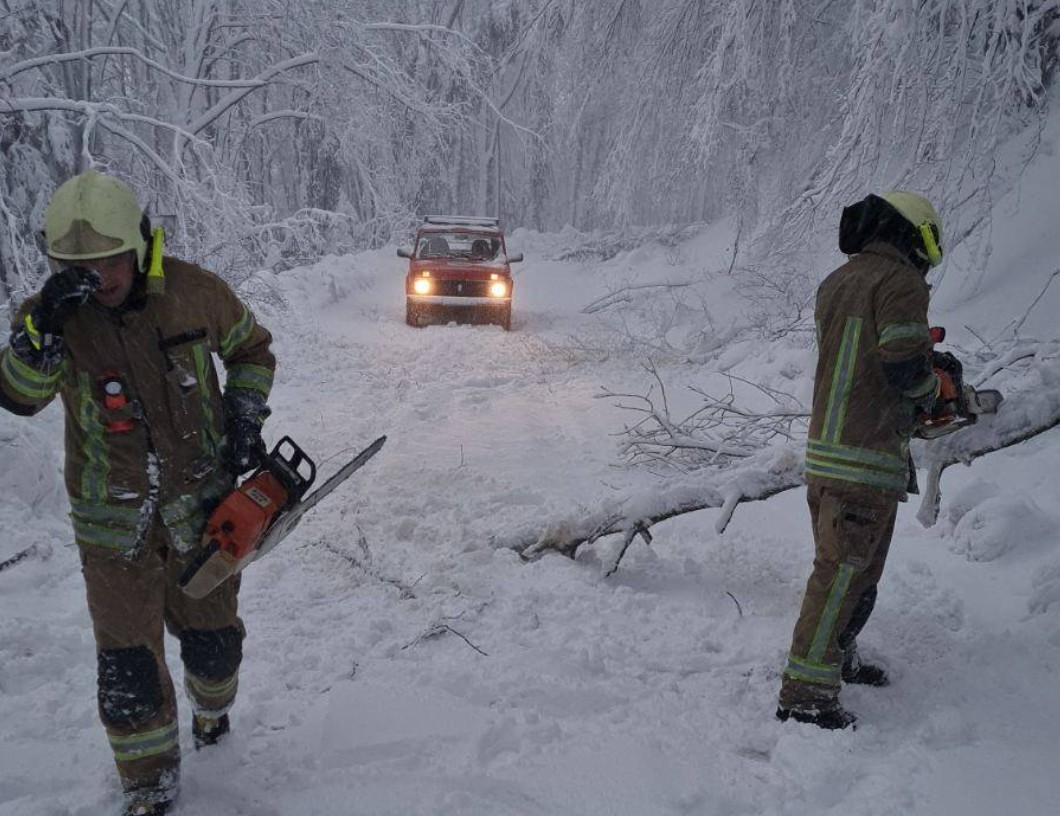 Hitna intervencija na Kozari: Evakuacija putnika iz zaglavljenih vozila