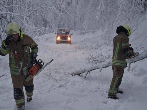 Hitna intervencija na Kozari: Evakuacija putnika iz zaglavljenih vozila
