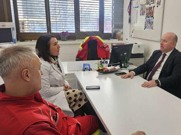 Hitna pomoć KS - Novo vozilo za hemodijalizu u službi pacijenata