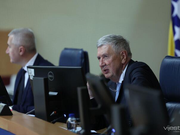 Hitna sjednica Parlamenta BiH počela pauzom!