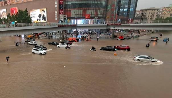 Hitne službe spašavale putnike iz poplavljenog voza u Kini