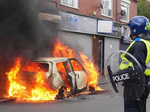 Hitni sastanak COBRA zbog eskalacije nasilja prema tražiocima azila u Engleskoj