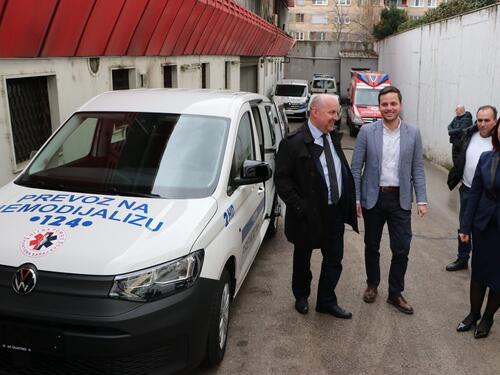 Hitnoj pomoći KS isporučena četiri nova vozila, završena rekonstrukcija krova zgrade