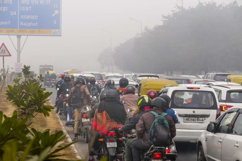 Hladni talas i magla uzrokovali haos u Indiji, zagađenost prelazila 500 AQI